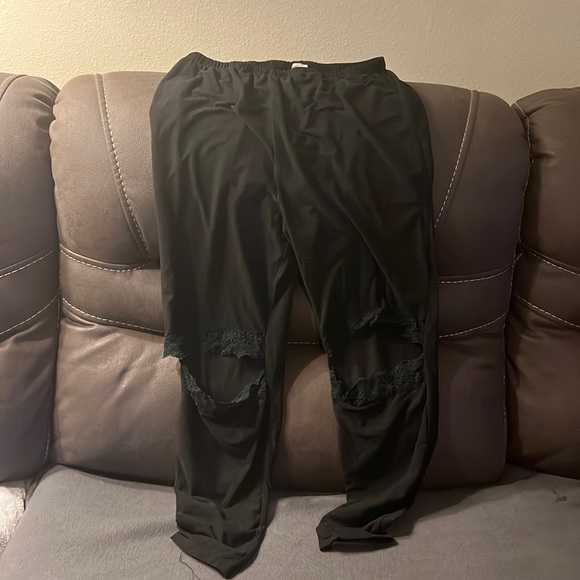 Black leggings with hole in knee - Picture 1 of 2